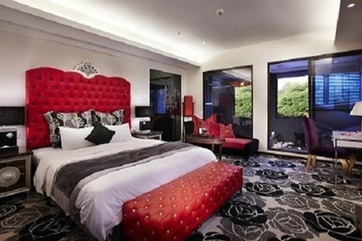 Room 10 of 17
