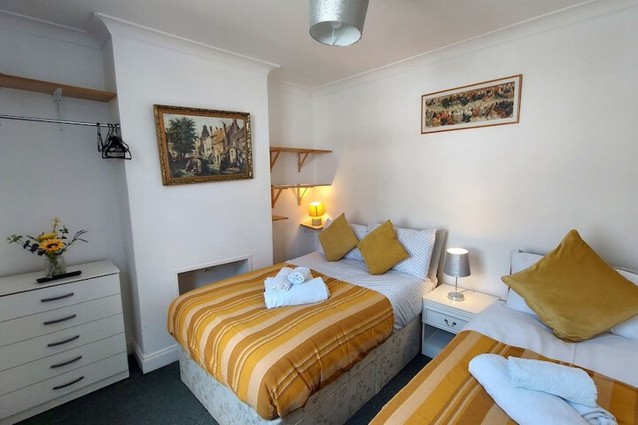 Room 6 of 28