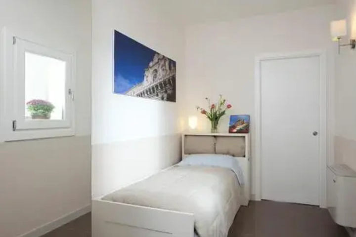 Room 5 of 6