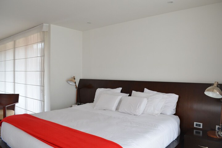 Room 9 of 33