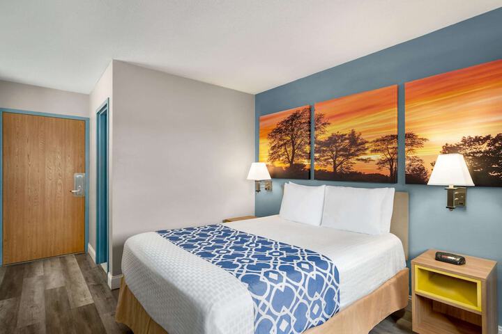 1 Queen Bed (5 of 9)