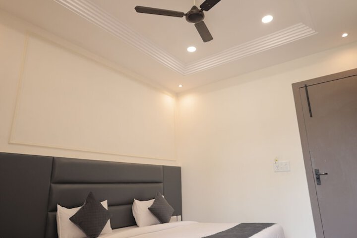 Room 11 of 24