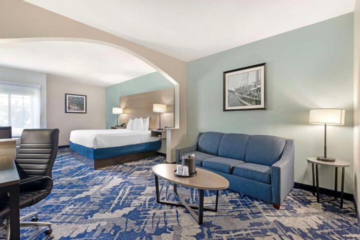 Suite 1 King Bed Sofa Bed Microwave and Refrigerator Full Breakfast (10 of 14)