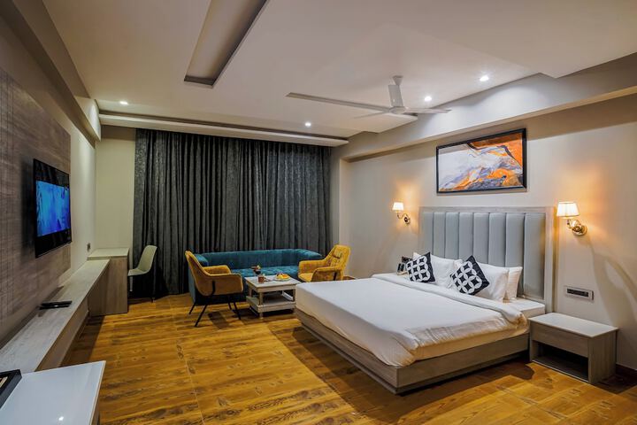 Room 12 of 25