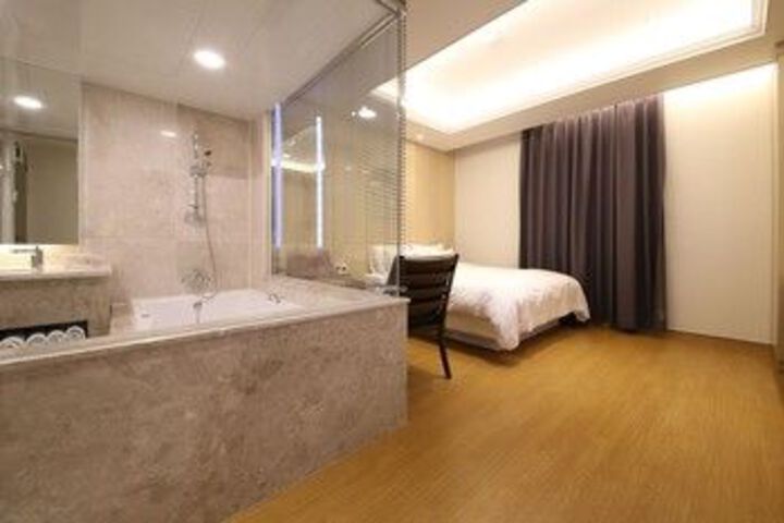 Room 18 of 27