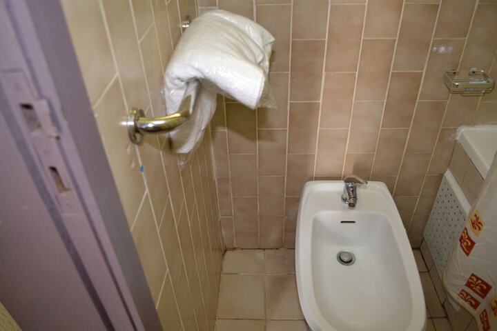 Room 11 of 28