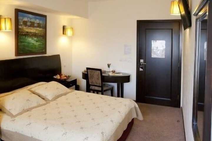 Room 9 of 28