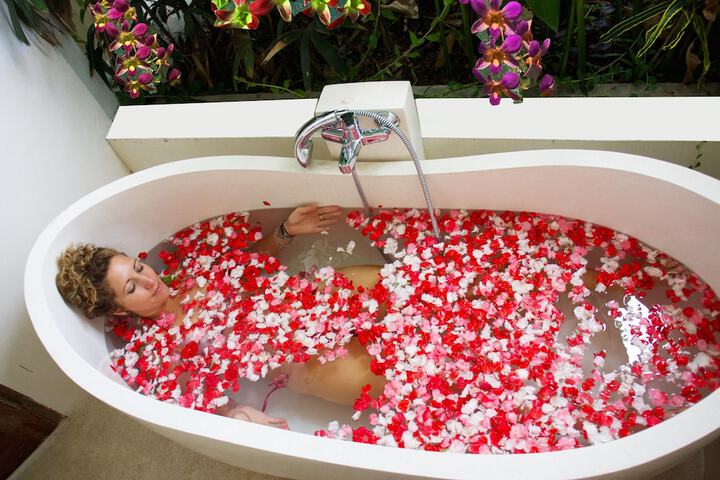 Deep soaking bathtub