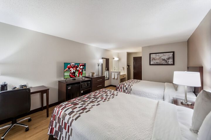 Deluxe Queen Bed (2 of 24)