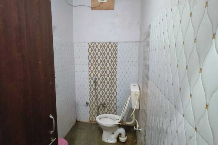 Room 8 of 9