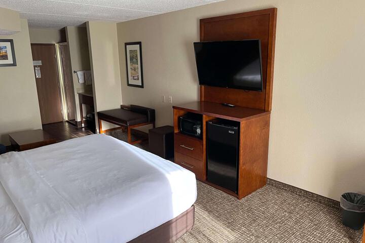 1 King Bed (2 of 19)
