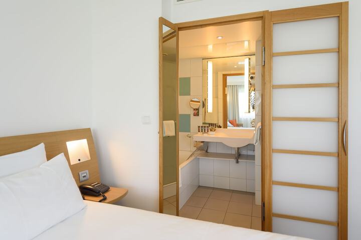 Room 5 of 113