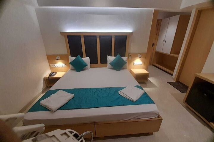 Room 7 of 12