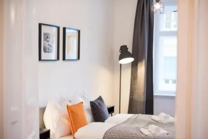 Room 4 of 25