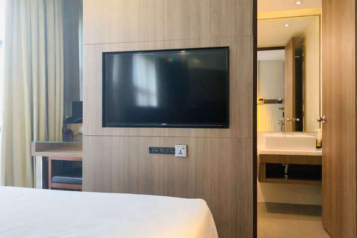 Room 15 of 104