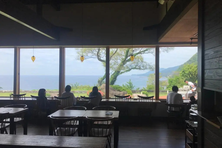 Dining 4 of 8