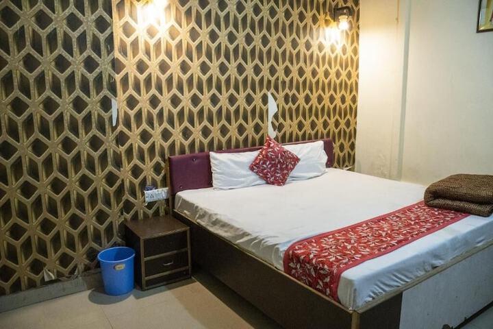 Room 4 of 8