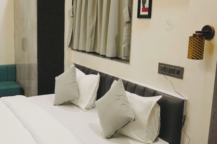 Room 8 of 11