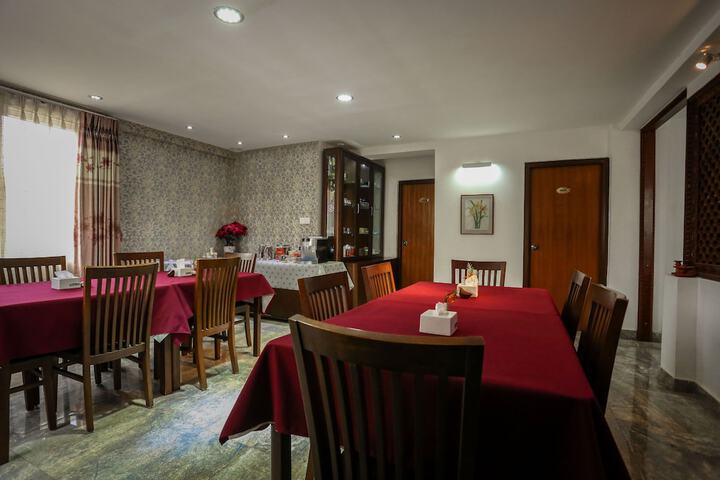 Dining 26 of 32