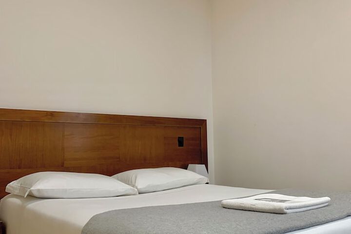 Room 7 of 16