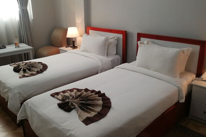 Room 4 of 25
