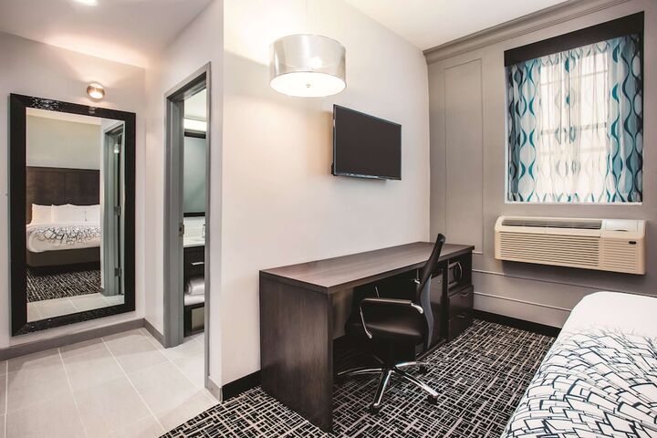 1 Queen Bed City View (5 of 13)