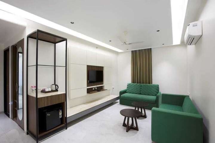 Room 8 of 18