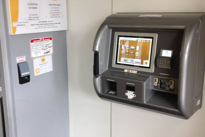 Check-in/check-out kiosk