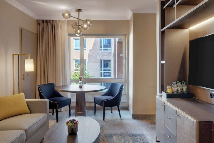 Room 44 of 100
