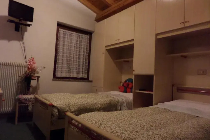 Room 2 of 10