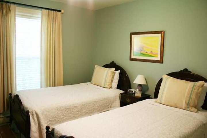 Room 9 of 32