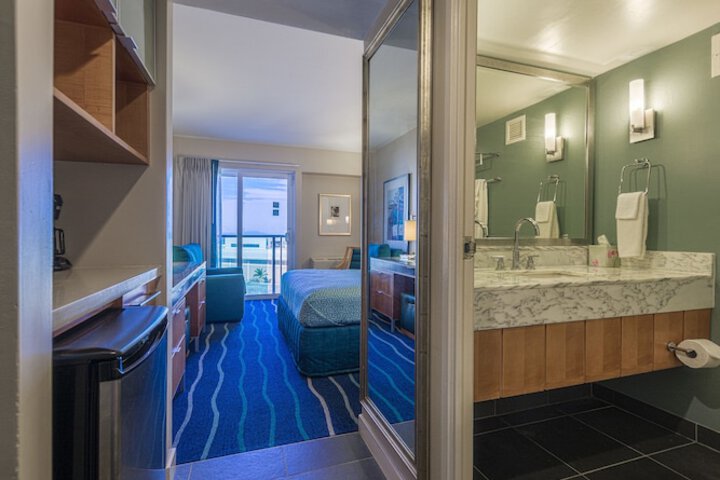 Room 27 of 213