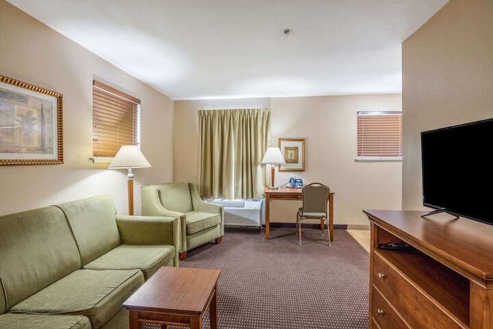 1 Queen Bed Efficiency Suite (12 of 15)