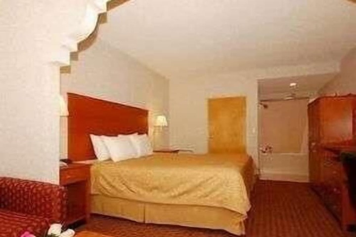 1 Queen Bed (5 of 9)