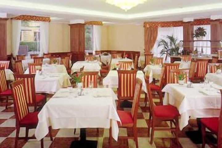 Dining 16 of 25