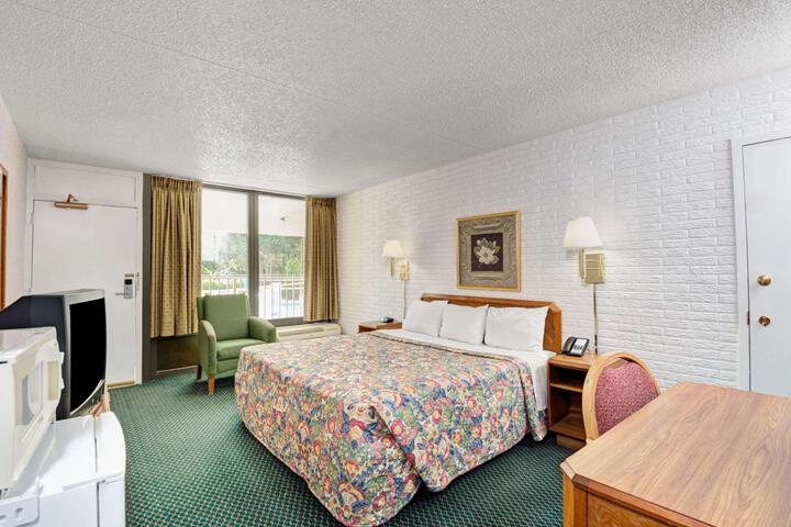 1 King Bed Accessible (12 of 19)