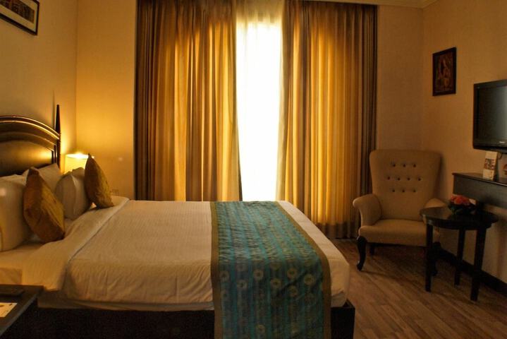 Room 6 of 28