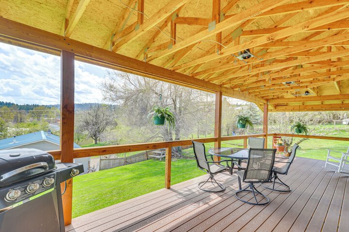 Mtn-view Eureka Apartment: Walk to Eateries!