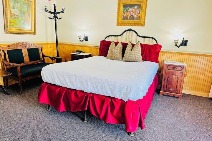 Deluxe Queen Bed (5 of 26)