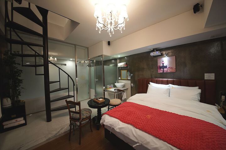 Room 4 of 68