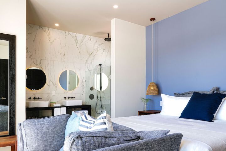 Room 2 of 37