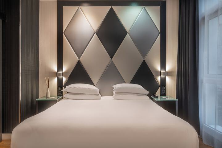 Room 13 of 77