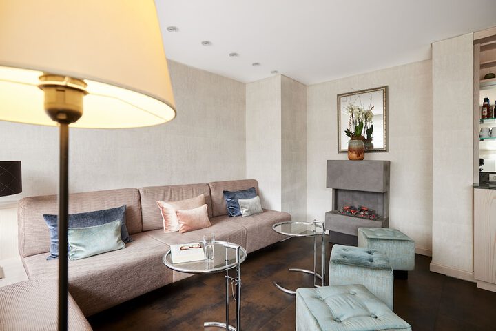 Lounge 43 of 48