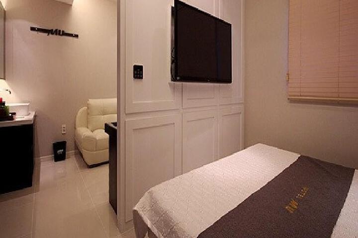 Room 2 of 6