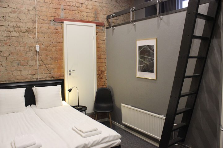 Room 4 of 144