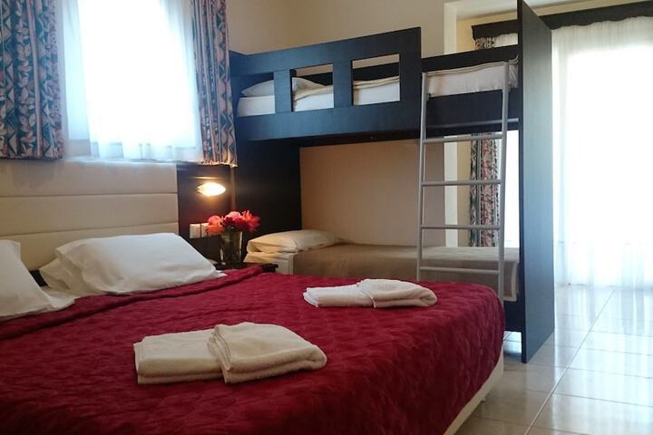 Room 5 of 11