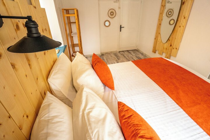 Room 33 of 47