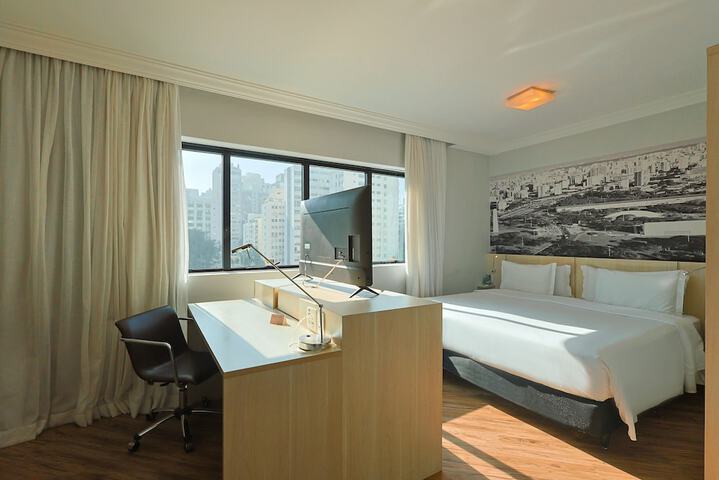 Room 33 of 143