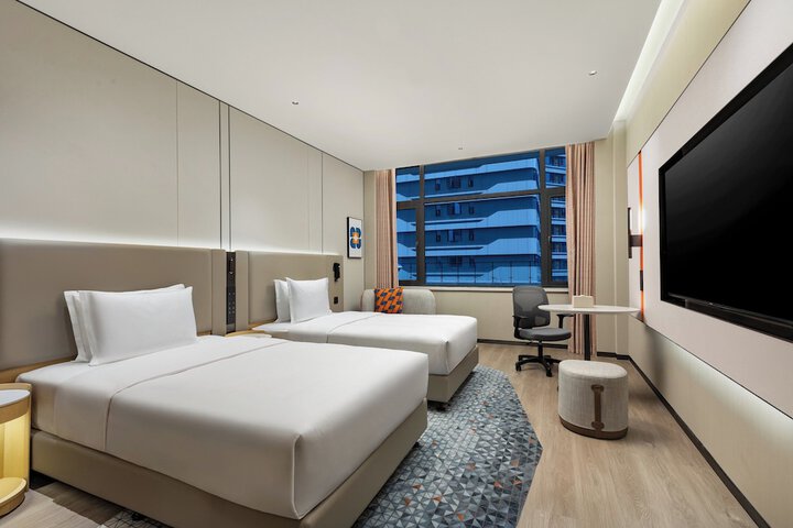 Room 10 of 37
