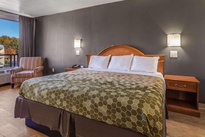 1 King Bed (8 of 8)